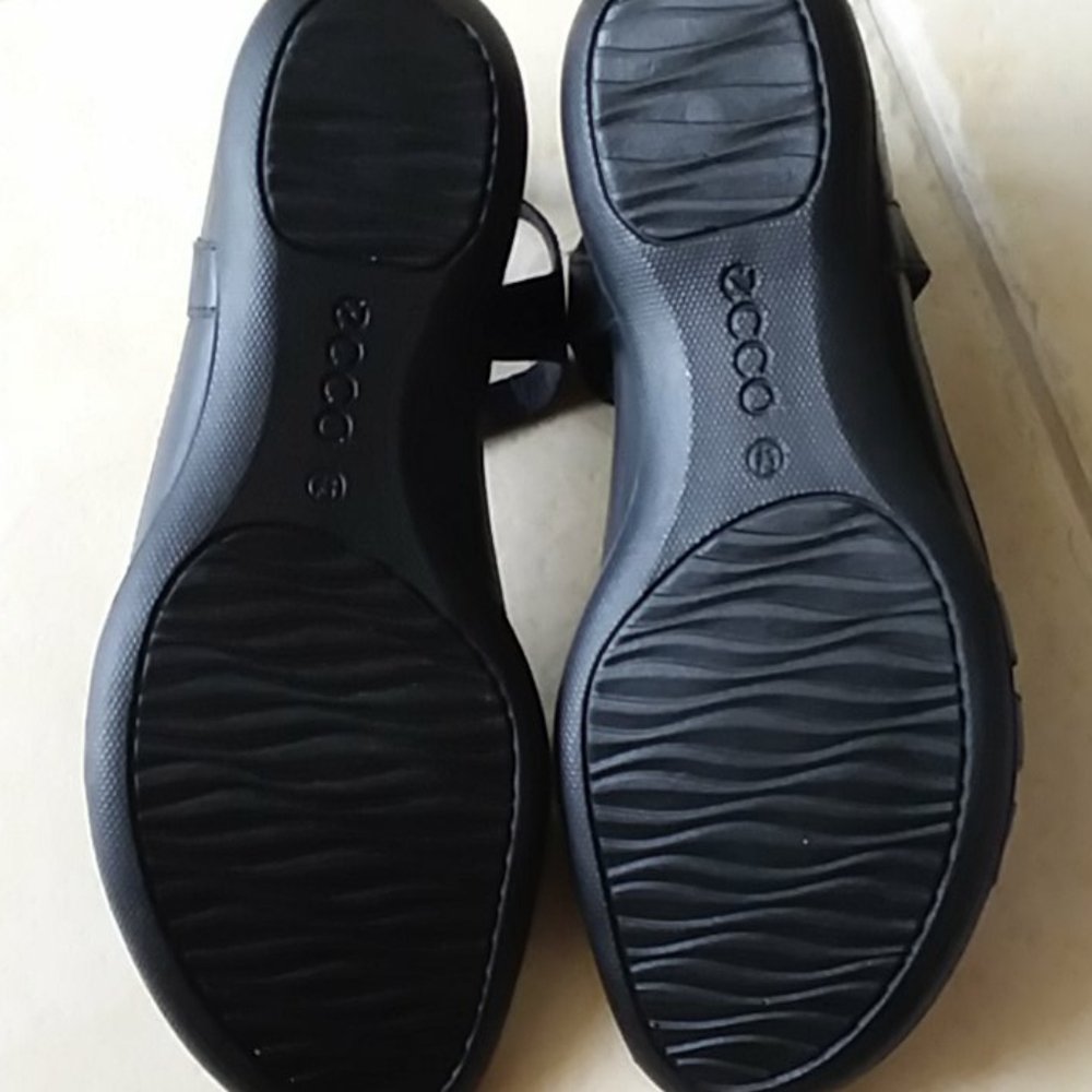 ECCO Black Sandals - Picture 6 of 8